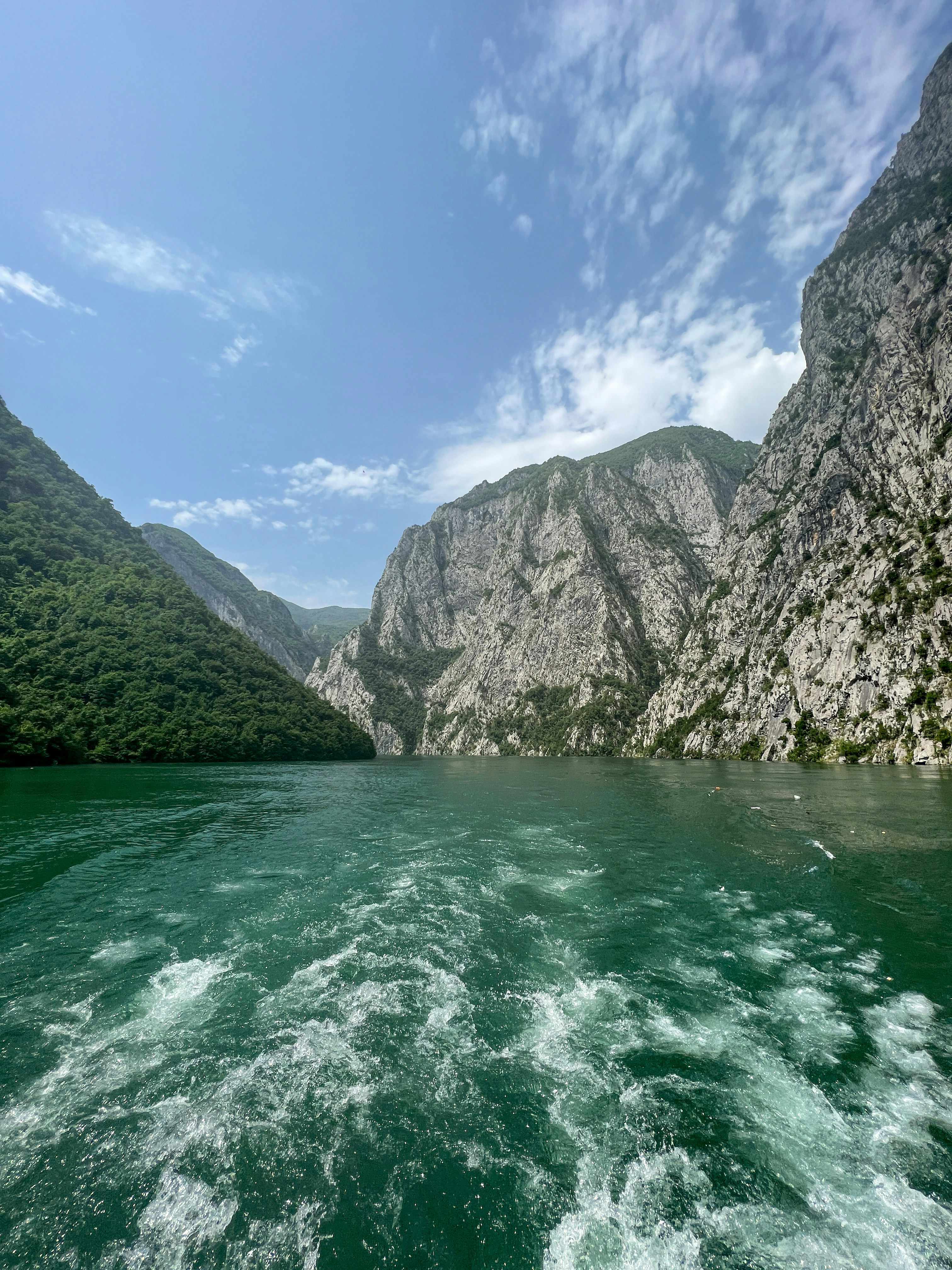Lac de Koman en Albanie, journée nature pendant le circuit