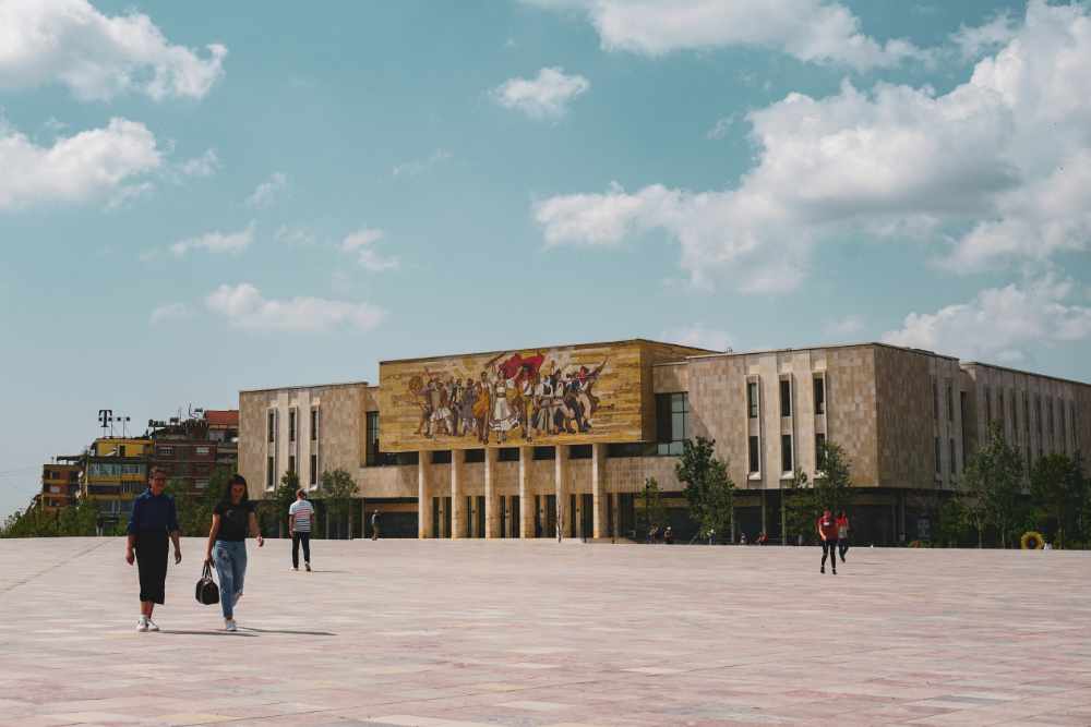 Tirana, capitale albanaise, point de départ du circuit Albanie Monténégro