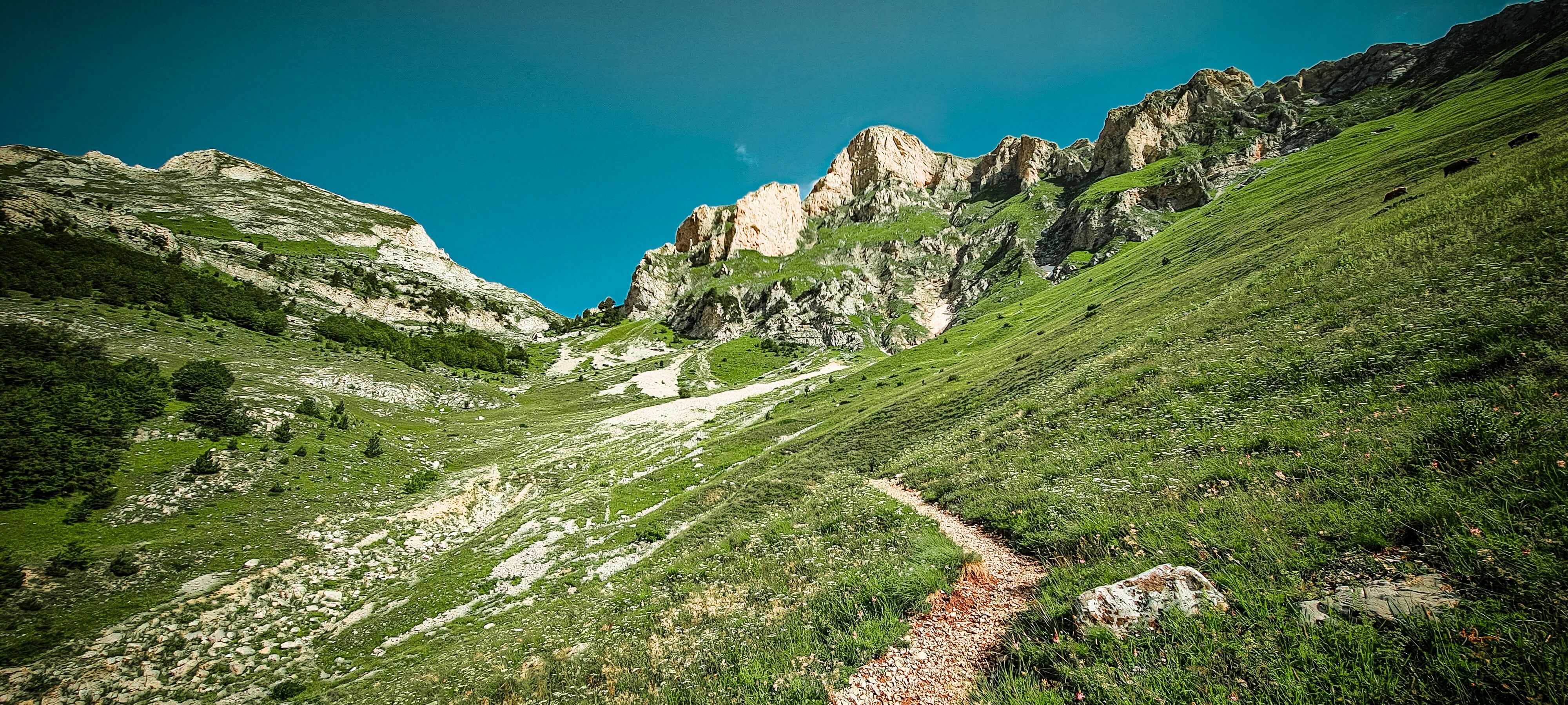 Écotourisme en Albanie : Top 5 des parcs naturels à explorer sans laisser de traces