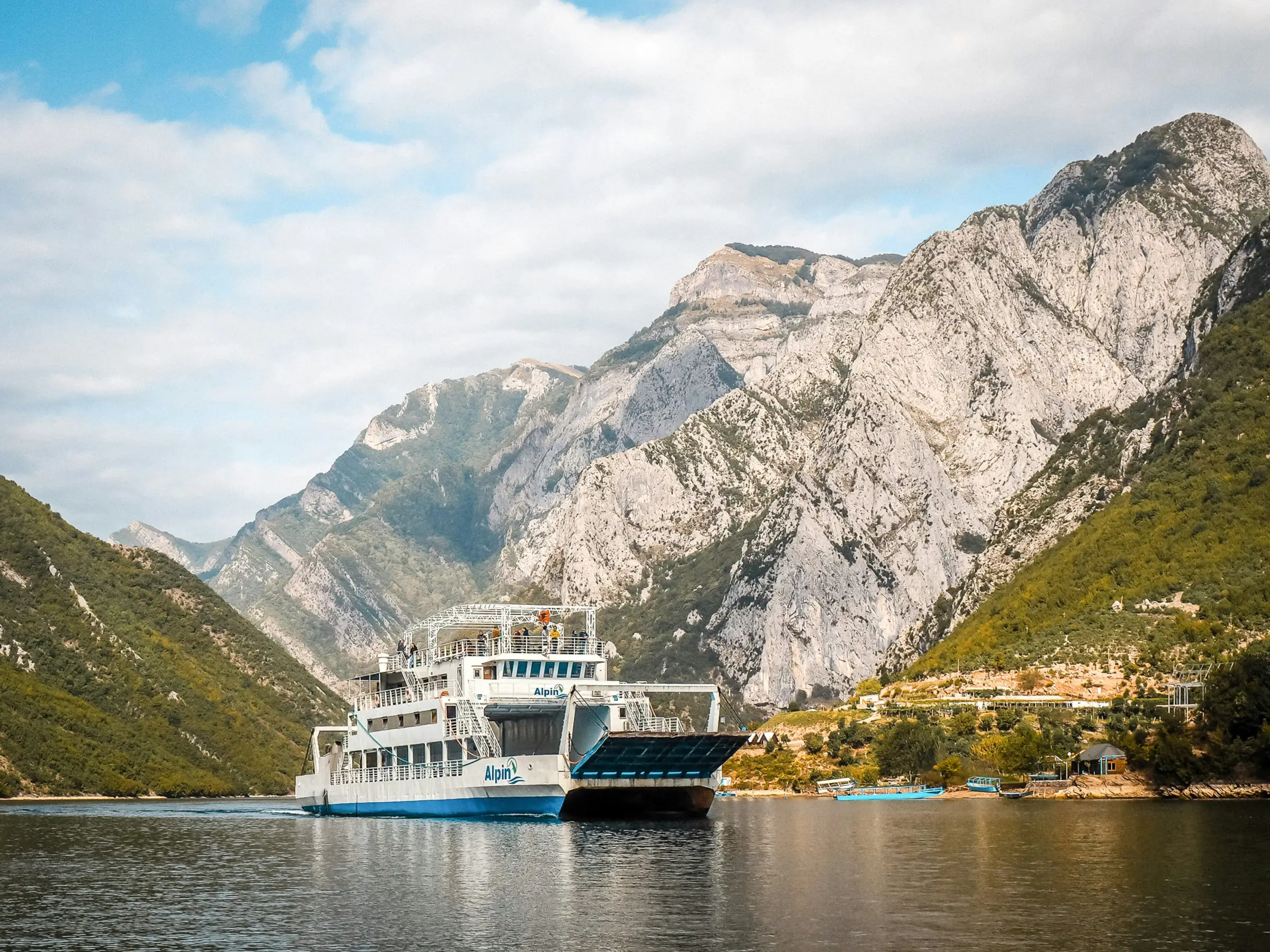 Le lac Koman en Albanie : ferry, fjords et paysages spectaculaires des Balkans
